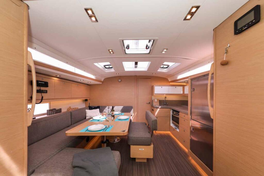 Sailing yacht 