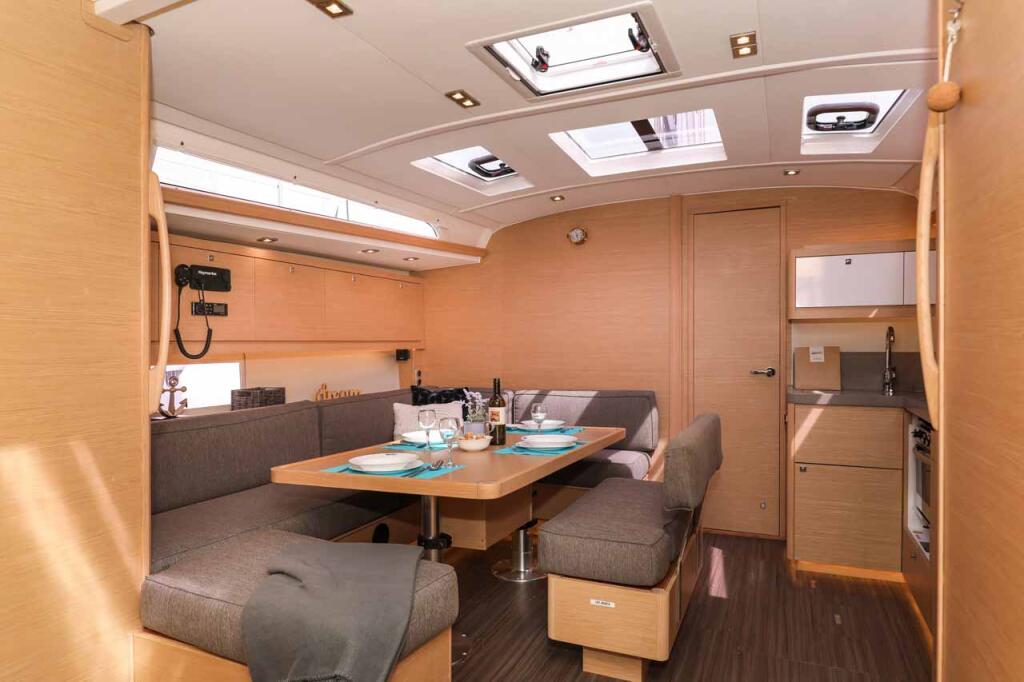 Sailing yacht 