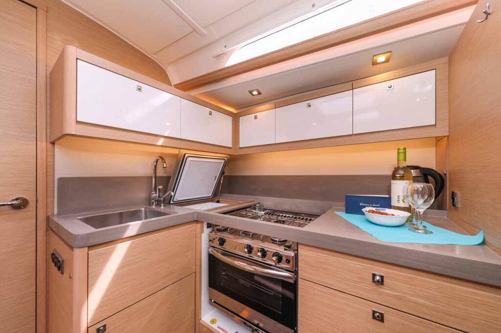 Sailing yacht 