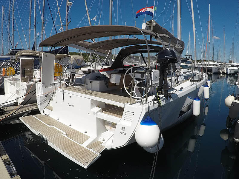 Sailing yacht 