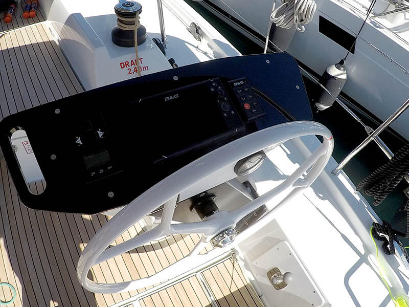 Sailing yacht 