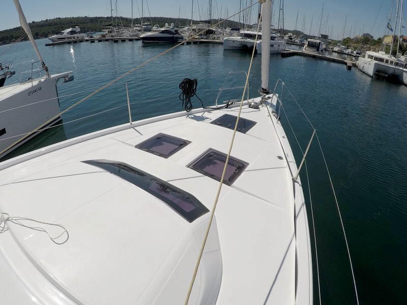 Sailing yacht 