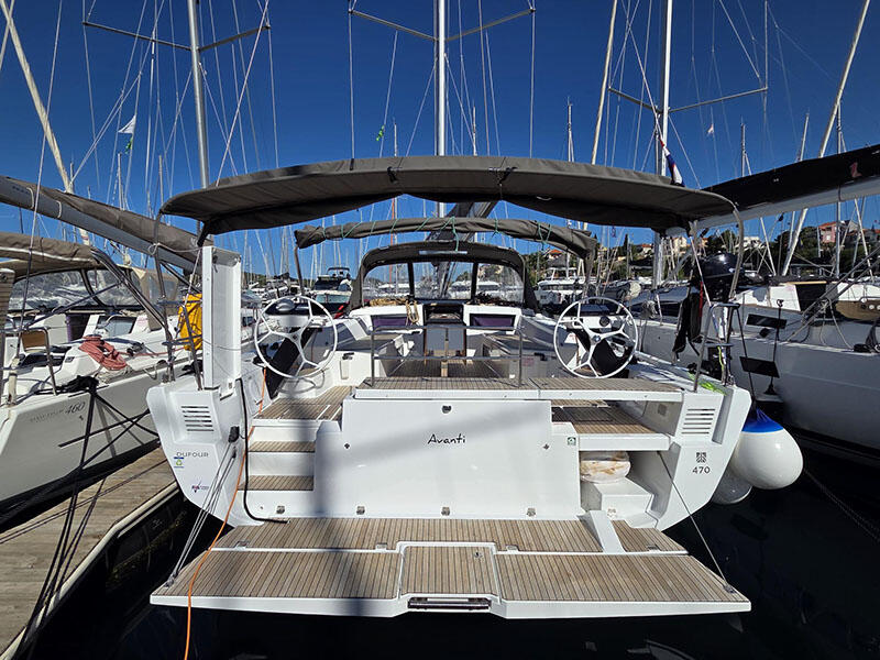 Sailing yacht 