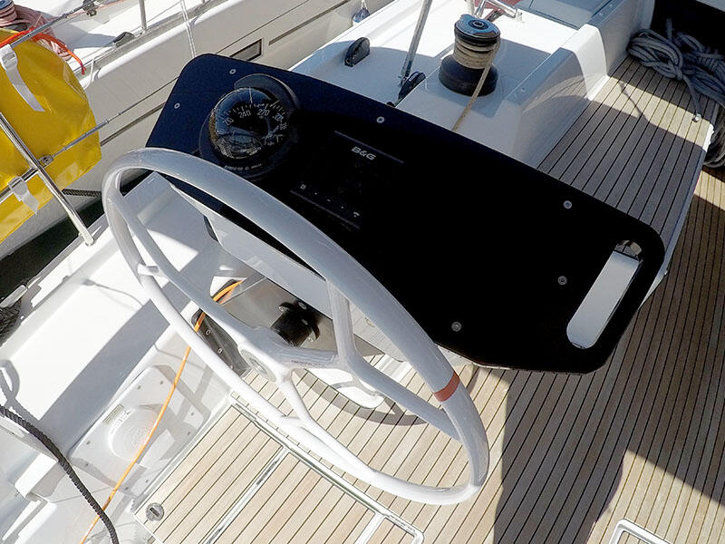 Sailing yacht 