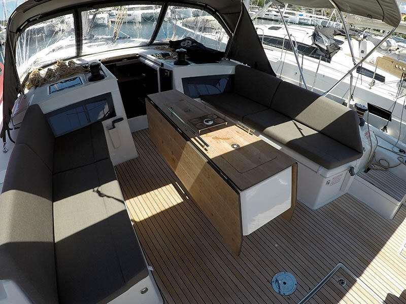 Sailing yacht 