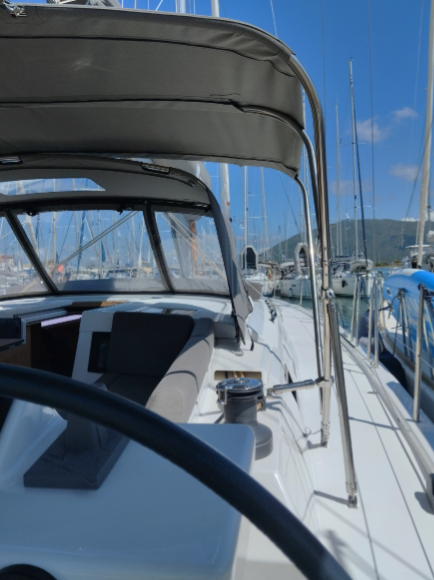 Sailing yacht 
