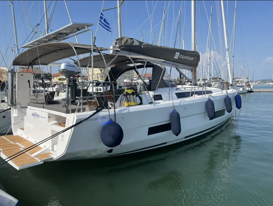 Sailing yacht 