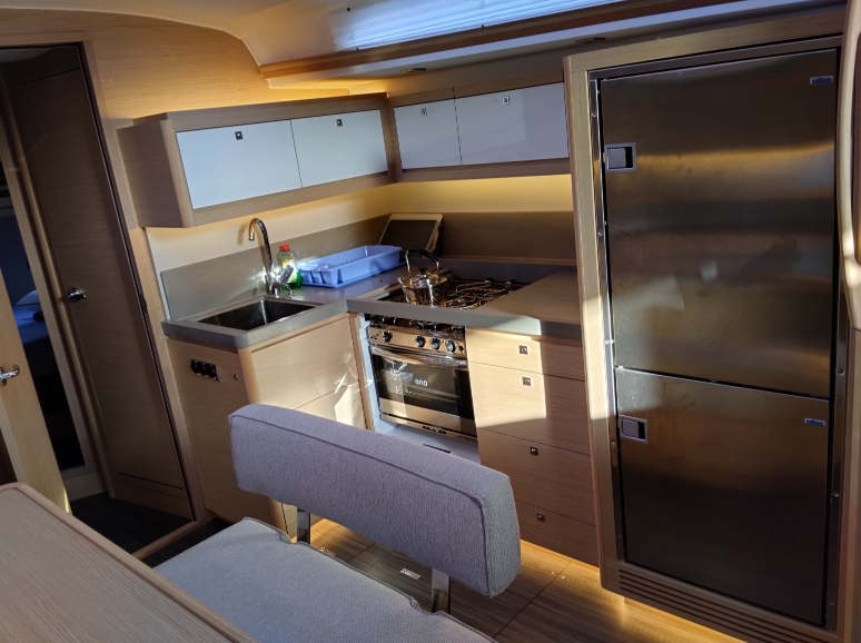 Sailing yacht 