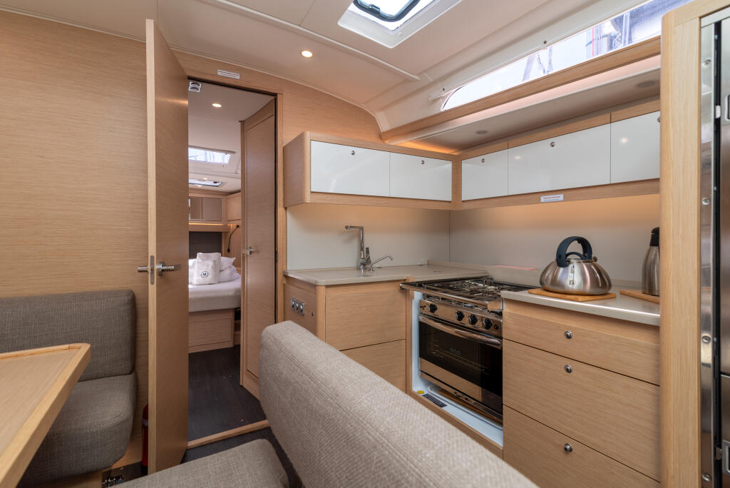 Sailing yacht 