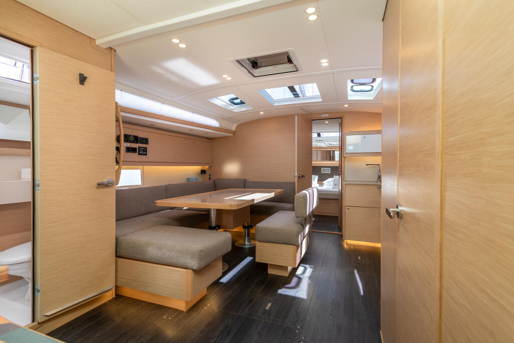 Sailing yacht 