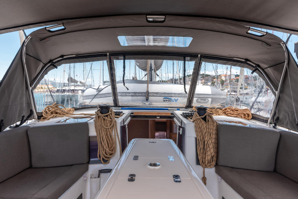 Sailing yacht 