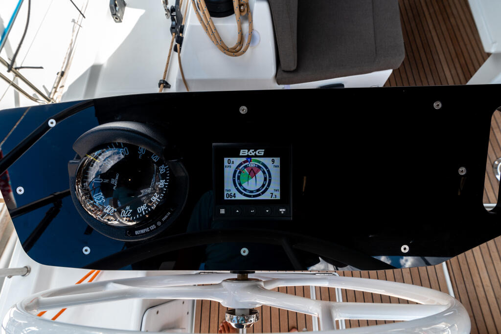 Sailing yacht 