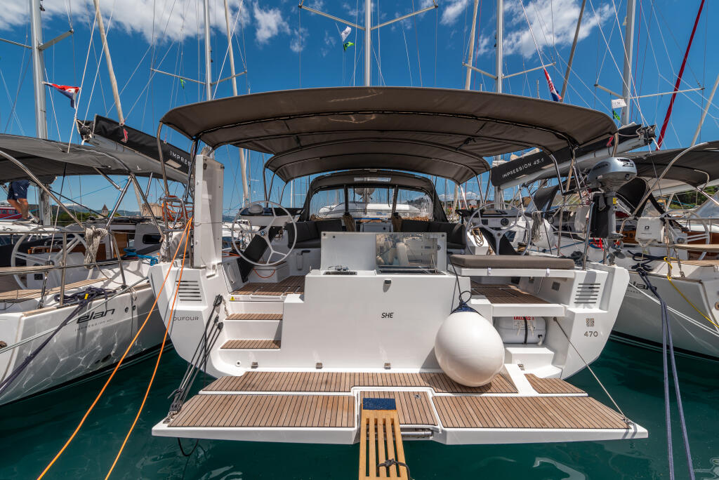 Sailing yacht 