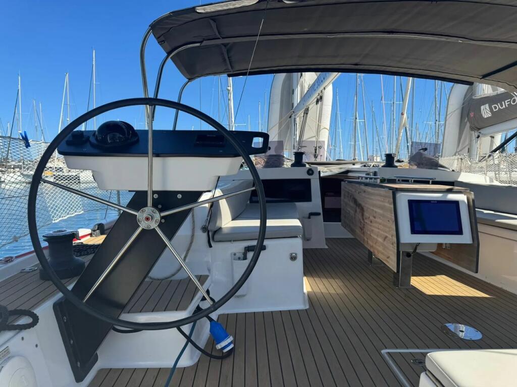 Sailing yacht 