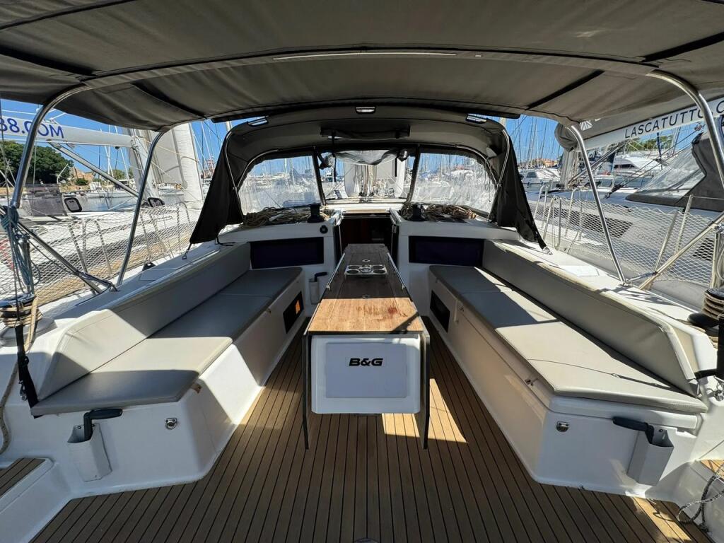 Sailing yacht 