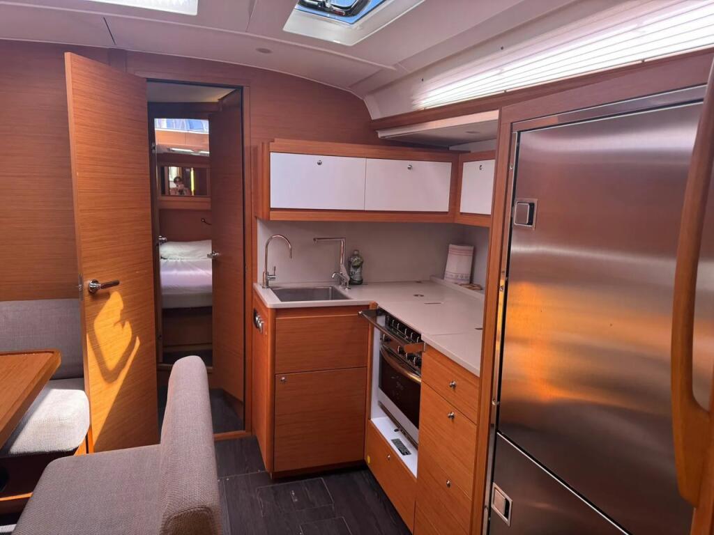 Sailing yacht 