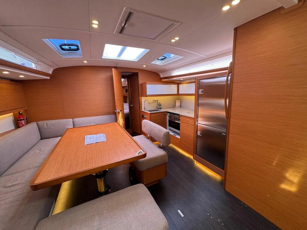 Sailing yacht 