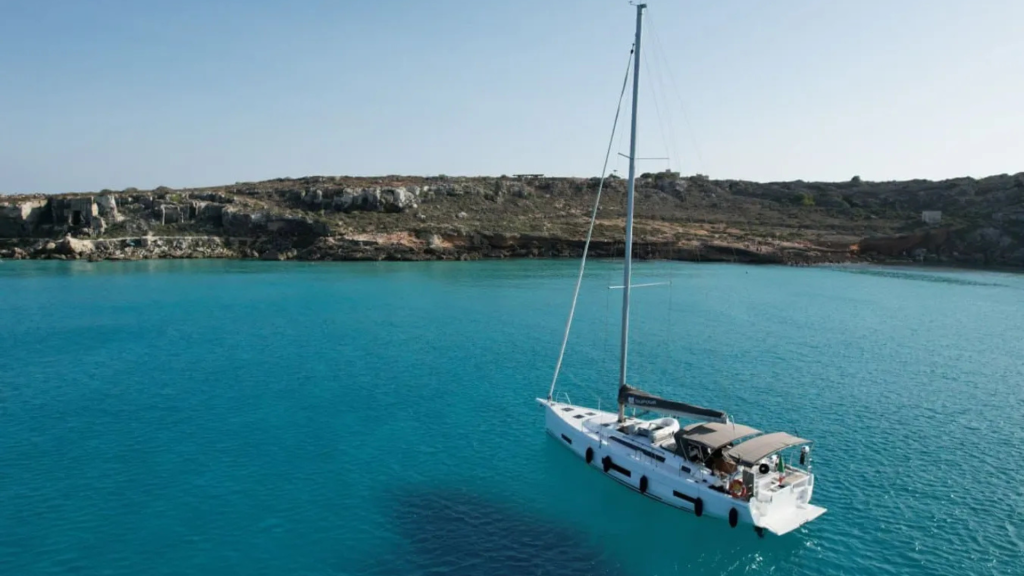 Sailing yacht 