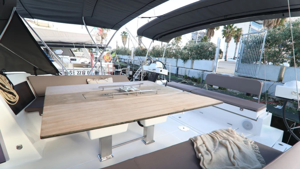 Sailing yacht 