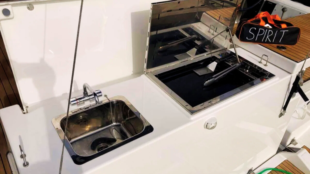Sailing yacht 