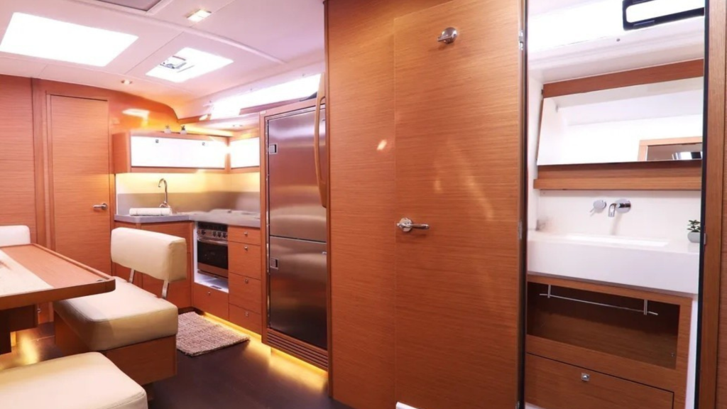 Sailing yacht 