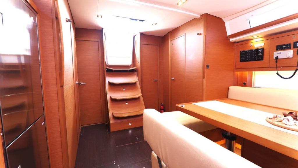 Sailing yacht 