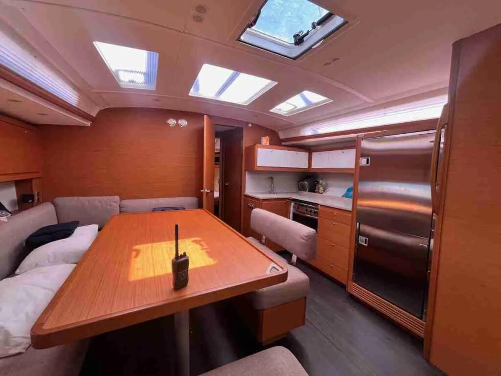 Sailing yacht 