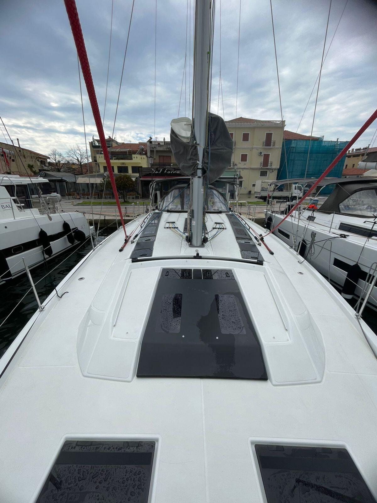 Sailing yacht 
