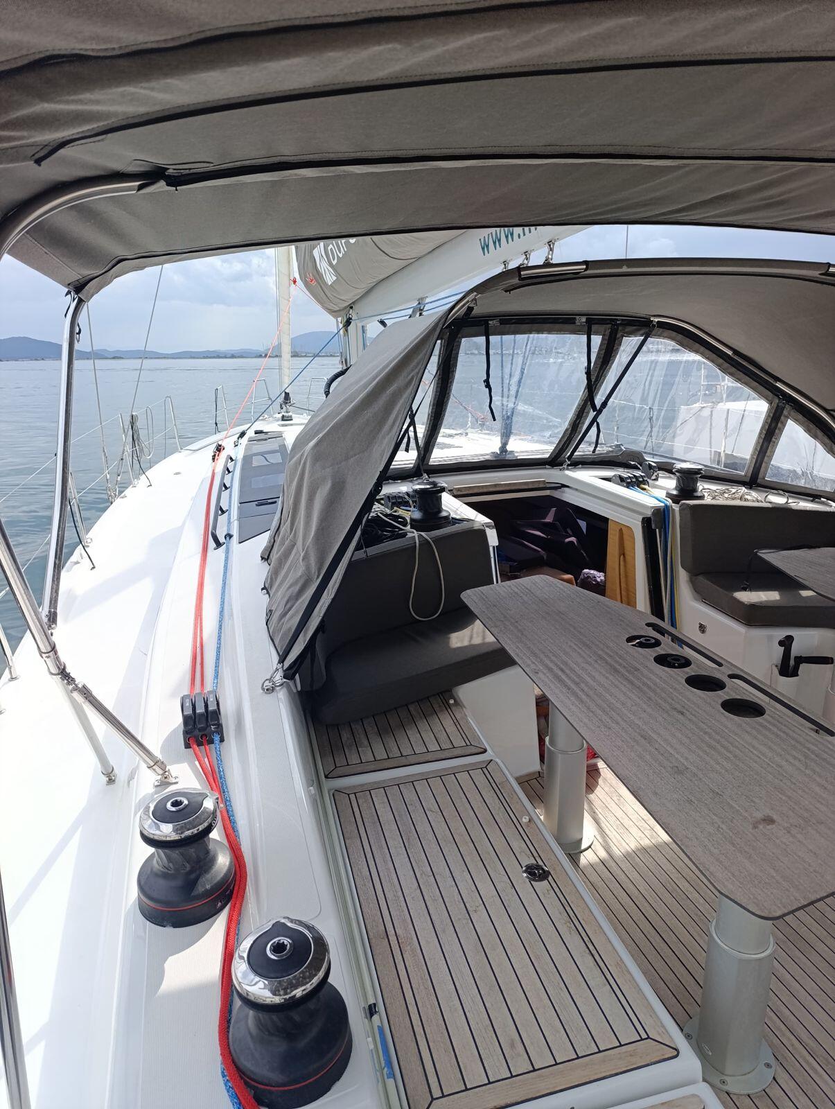 Sailing yacht 