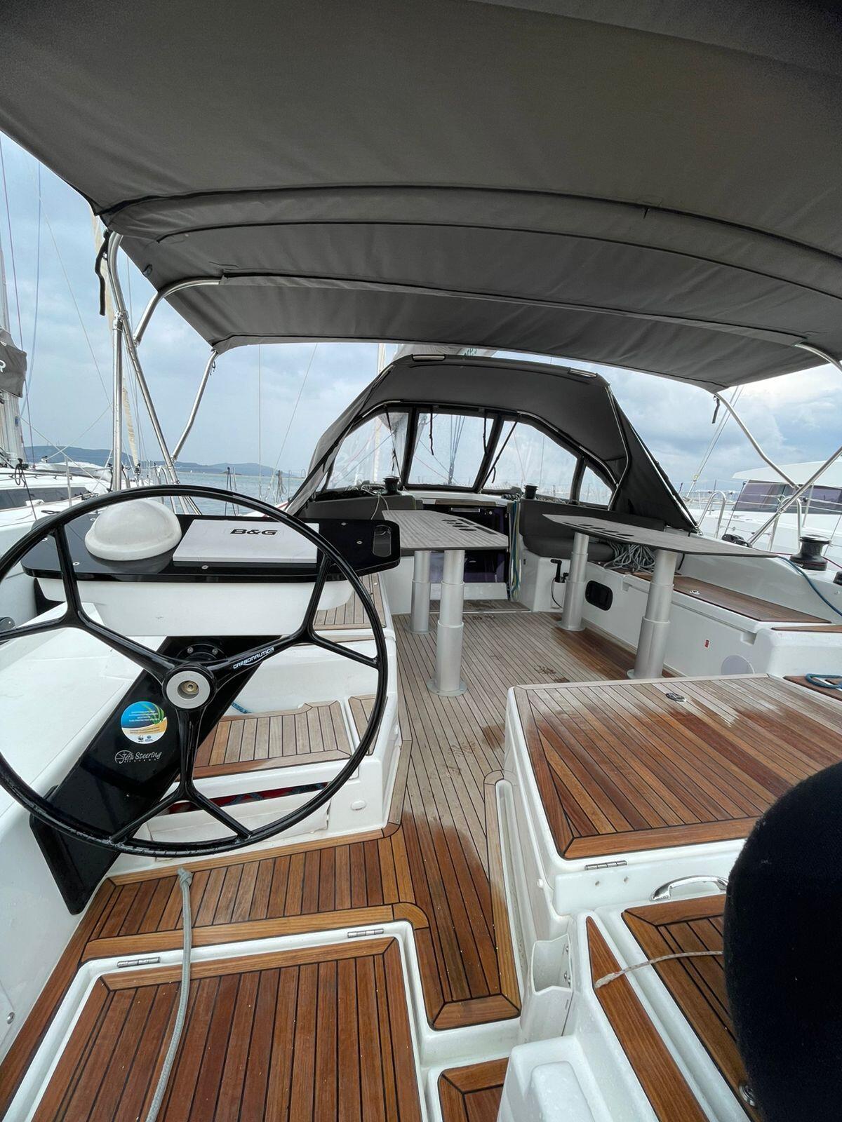 Sailing yacht 