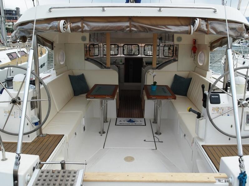 Sailing yacht 