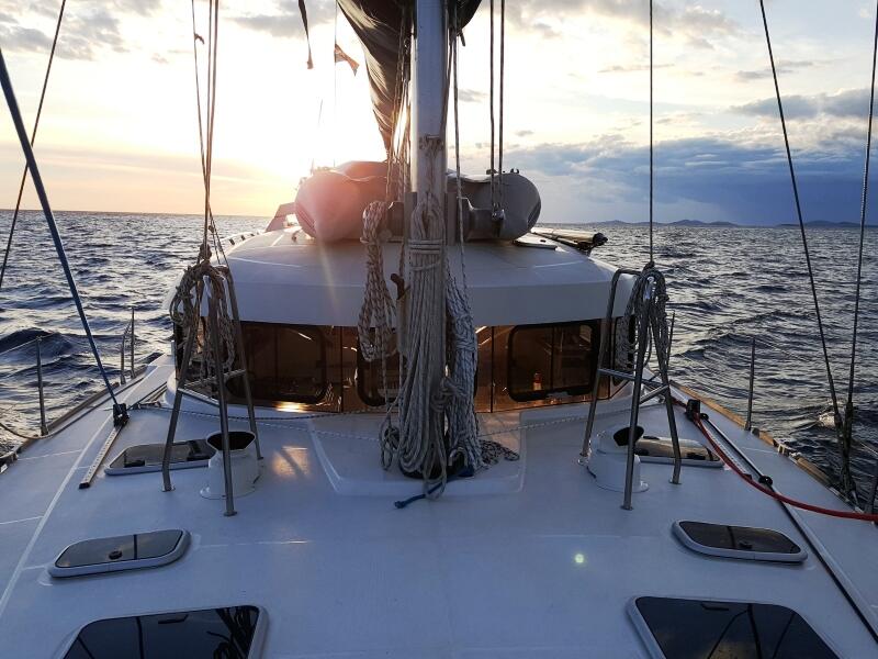 Sailing yacht 
