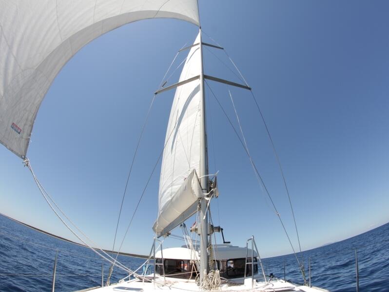 Sailing yacht 
