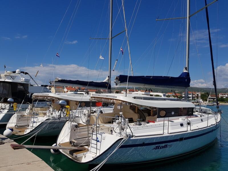 Sailing yacht 