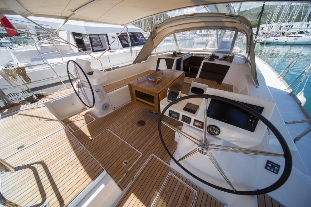 Sailing yacht 