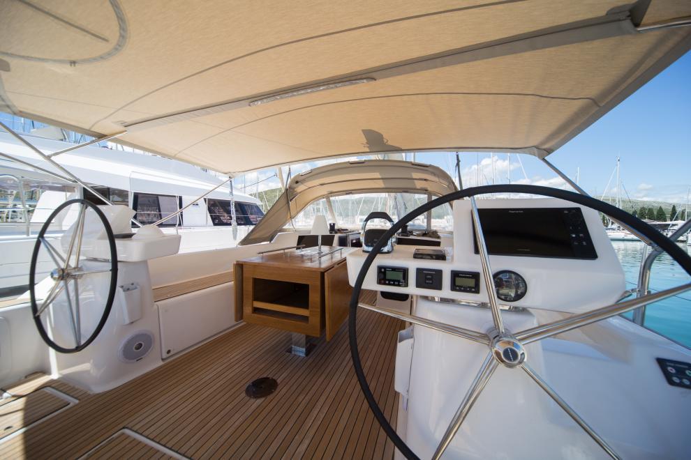 Sailing yacht 