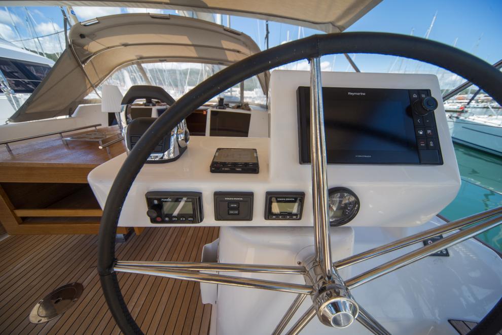 Sailing yacht 