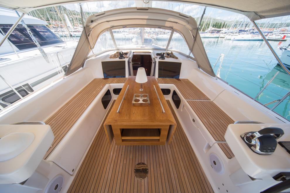 Sailing yacht 