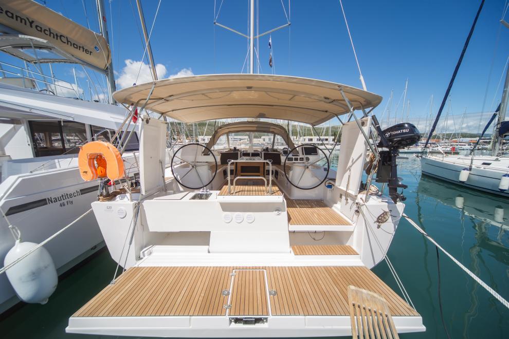 Sailing yacht 
