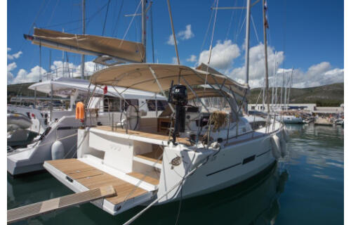Sailing yacht 