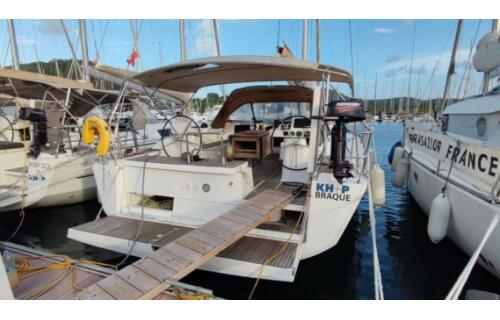 Sailing yacht 