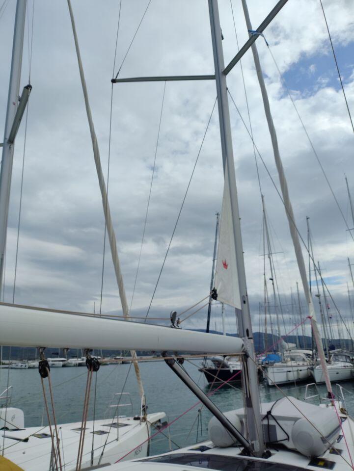 Sailing yacht 