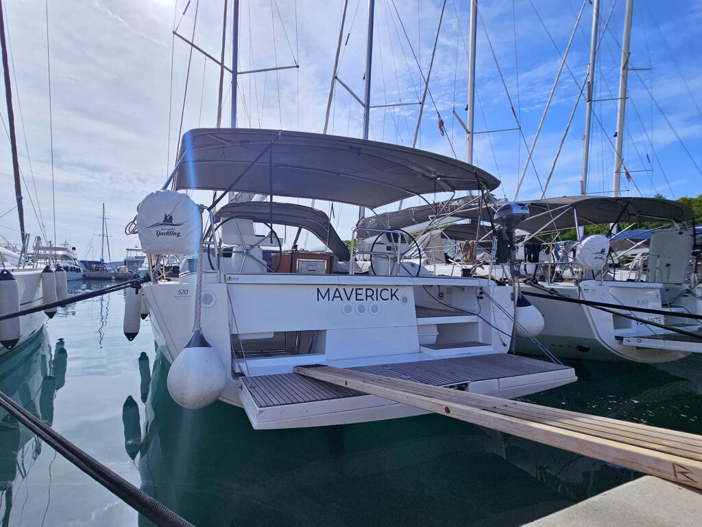 Sailing yacht 