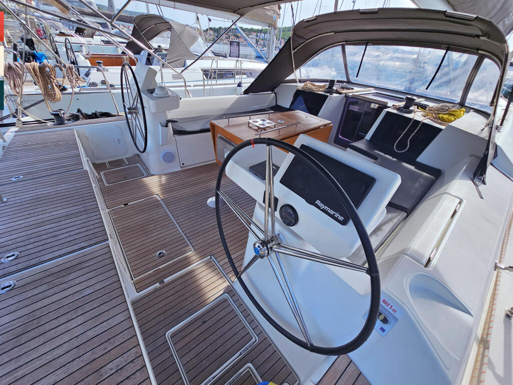 Sailing yacht 
