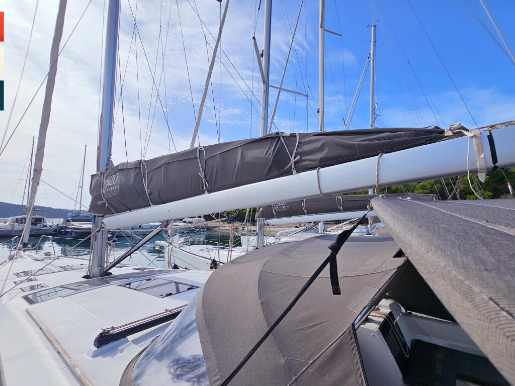 Sailing yacht 