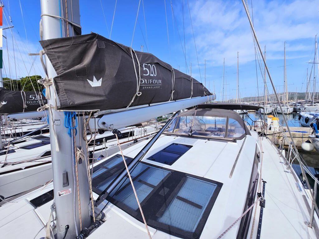 Sailing yacht 