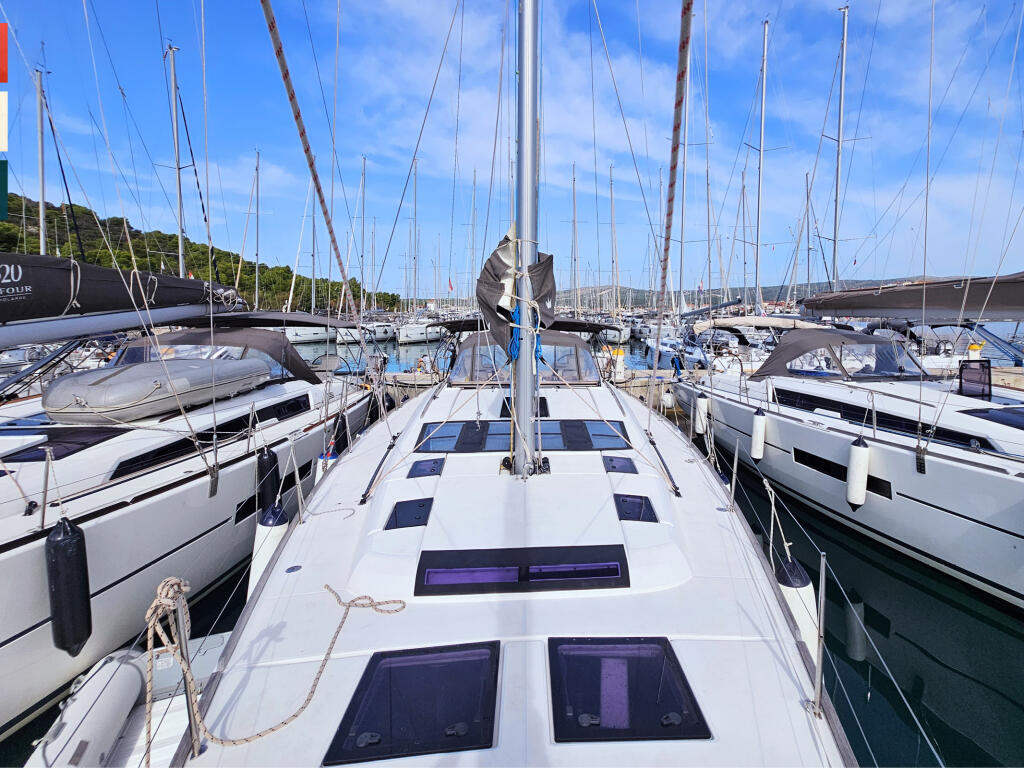 Sailing yacht 