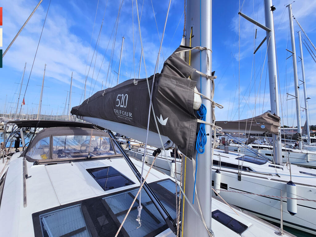 Sailing yacht 