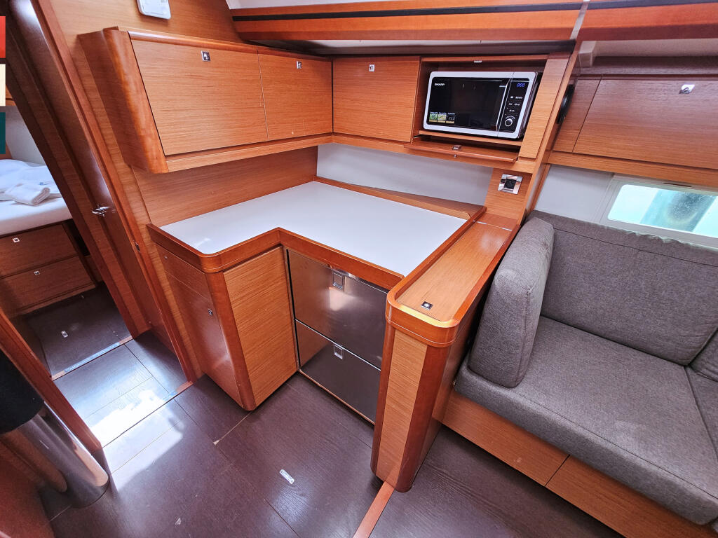 Sailing yacht 