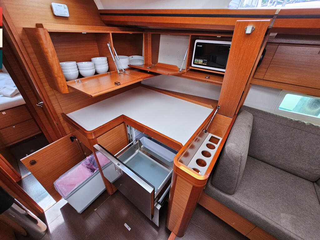 Sailing yacht 